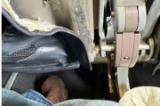 航空公司用胶带粘飞机舷窗？乘客曝光，"我会吓到要直接下飞机"！航司回应：符合安全规范