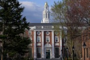 美法官批准哈佛大学暂时继续接受国际学生