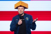 马斯克头戴 “奶酪帽” 现身威斯康星州集会