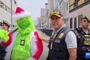 外媒：秘鲁警察扮成“圣诞绿毛怪”，突袭并捣毁一贩毒团伙