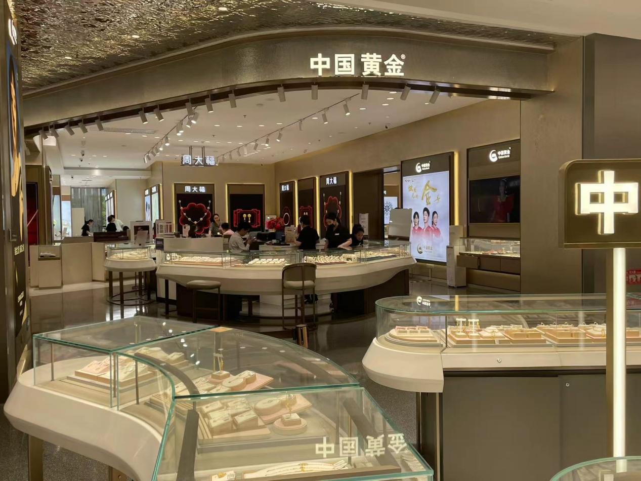 国内饰品金价逼近800元/克!十一假期金店忙促销,消费者观望情绪浓厚