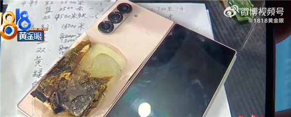 工地小伙13999买三星折叠屏充电时冒烟:网友喊话买华为不好吗