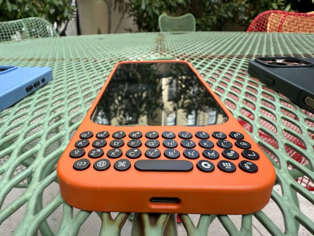 第二代 Clicks 键盘上手:苹果 iPhone 16 Pro / Max 最佳输入伴侣,每次按击都有“黑莓”感