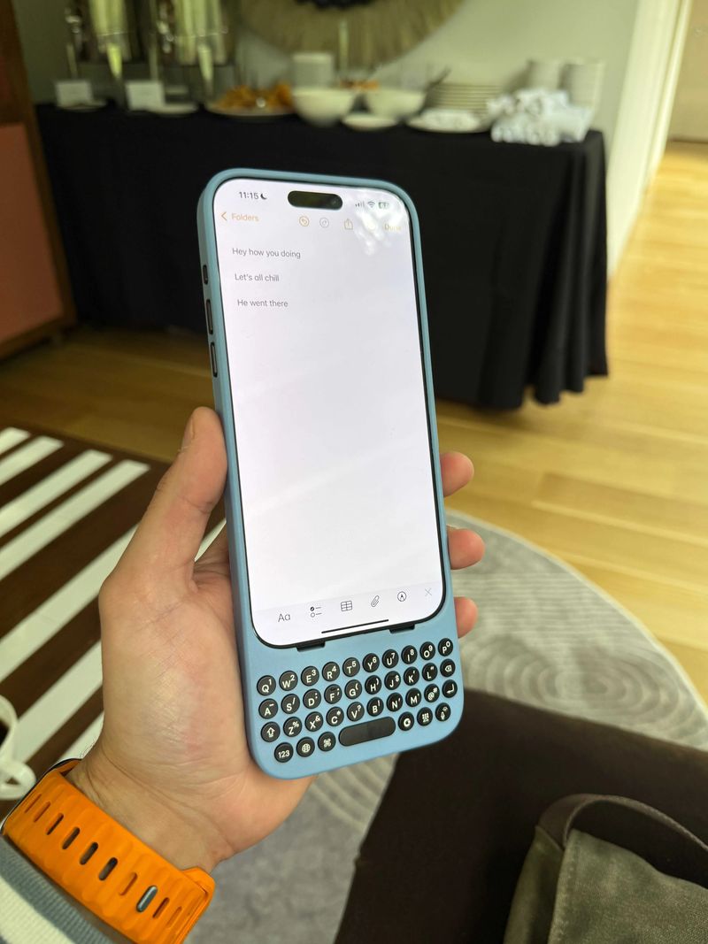 第二代 Clicks 键盘上手:苹果 iPhone 16 Pro / Max 最佳输入伴侣,每次按击都有“黑莓”感