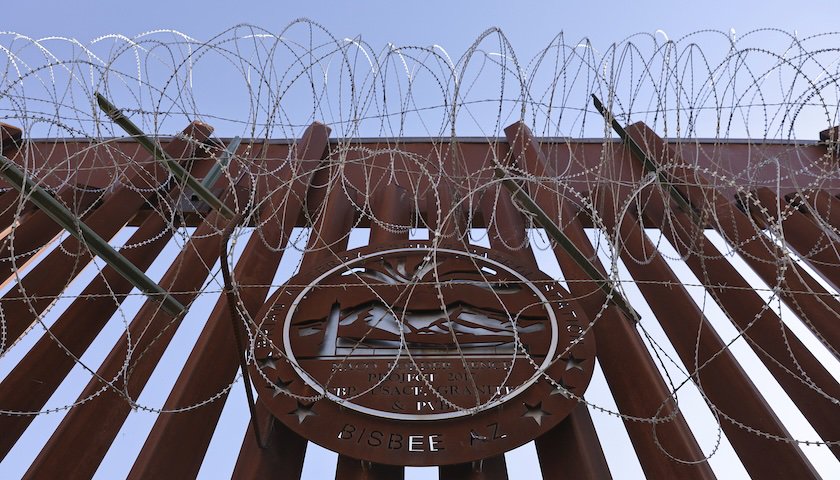 移民不只是替罪羊:美国总统选举中的“狗哨”和博弈筹码