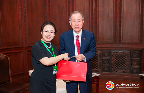 潘基文向蔡磊赠送人参,蔡磊期待未来与潘基文中心携手攻克渐冻症