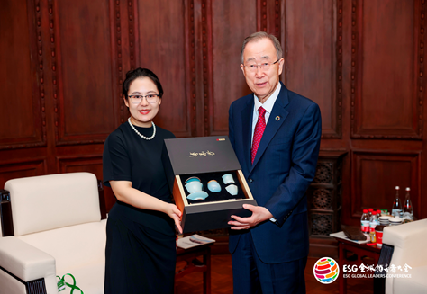 潘基文向蔡磊赠送人参,蔡磊期待未来与潘基文中心携手攻克渐冻症