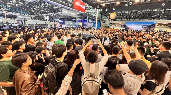 直击广州车展:雷军的车“很亮眼”,但余承东的车“更神秘” | 次世代车研所
