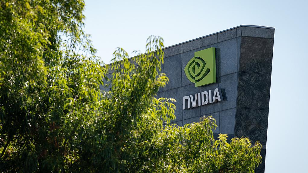 英伟达上财季营收翻倍,明年高端芯片继续供不应求!黄仁勋:AI时代已动力全开