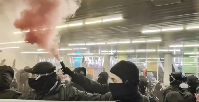 外媒:加拿大蒙特利尔爆发骚乱之际,特鲁多正在演唱会上唱歌跳舞引发争议