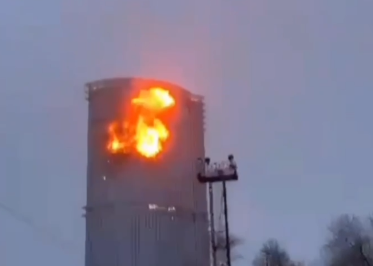 突发!俄罗斯民用基础设施遭无人机袭击,有住宅楼受损引发火灾,市内发布空袭警报,附近机场紧急关闭