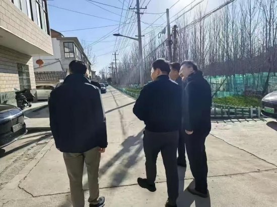 余承东回老家过年:路上测试充电桩,向乡亲演示华为三折叠