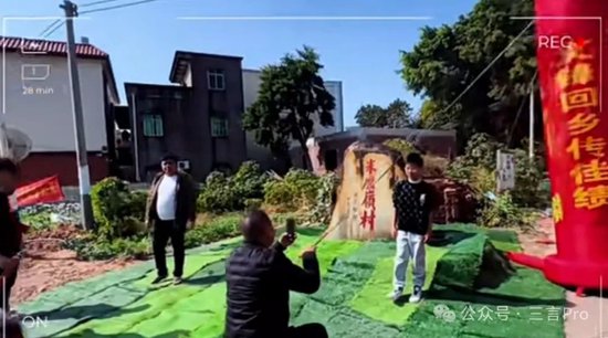 DeepSeek创始人梁文锋回老家过年:家乡拉横幅、立拱门欢迎,还有游客打卡