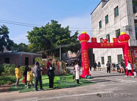 DeepSeek创始人梁文锋回老家过年:家乡拉横幅、立拱门欢迎,还有游客打卡