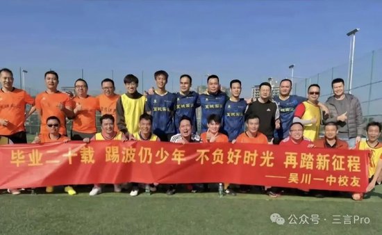 DeepSeek创始人梁文锋回老家过年:家乡拉横幅、立拱门欢迎,还有游客打卡