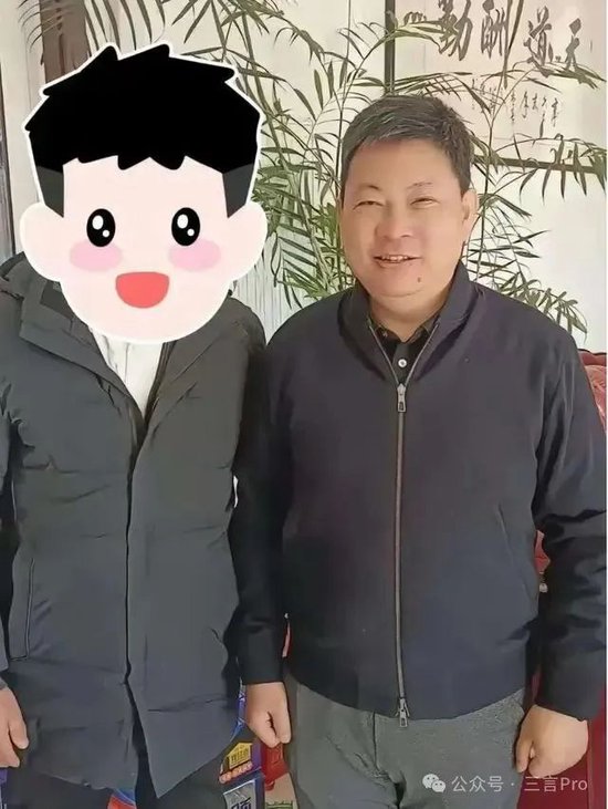 DeepSeek创始人梁文锋回老家过年:家乡拉横幅、立拱门欢迎,还有游客打卡