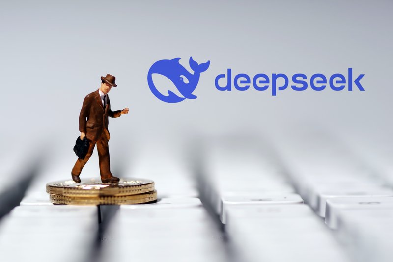 DeepSeek风暴卷进公募机构 会改写行业格局吗?近20家基金公司已完成或即将完成DeepSeek开源模型私有化部署