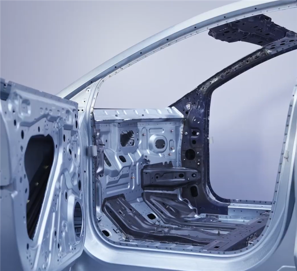 智界R7让奇瑞“大出血” 余承东:看不见的地方用的都是好东西