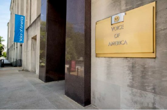 特朗普下令削减开支后,数十名美国之音员工被停职