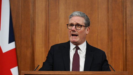 马克龙称将讨论向欧洲提供“核保护伞”问题,斯塔默:英国反对核武器扩散