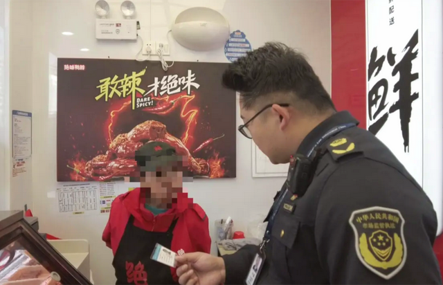 “绝味鸭脖”西昌门店伪造健康证追踪:涉事门店系加盟商已停业整改,客服称绝味食品排查全国门店