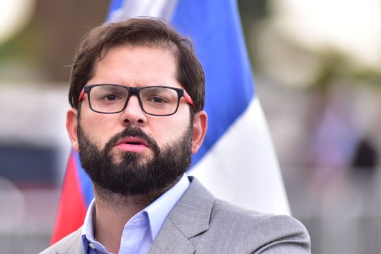 美国关税日智利总统直言不讳 称特朗普假装自己是“皇帝”