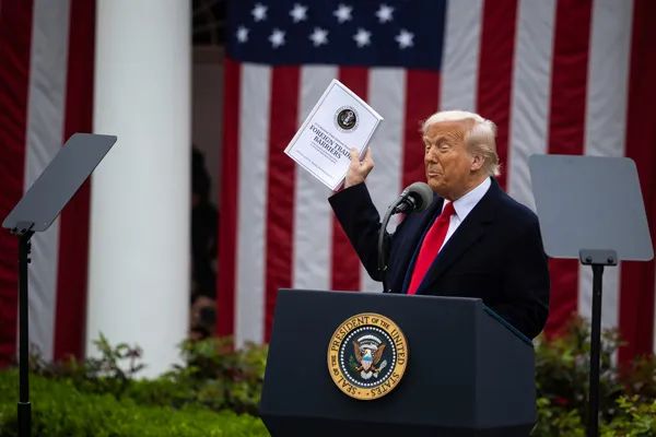 《经济学人》绷不住了…