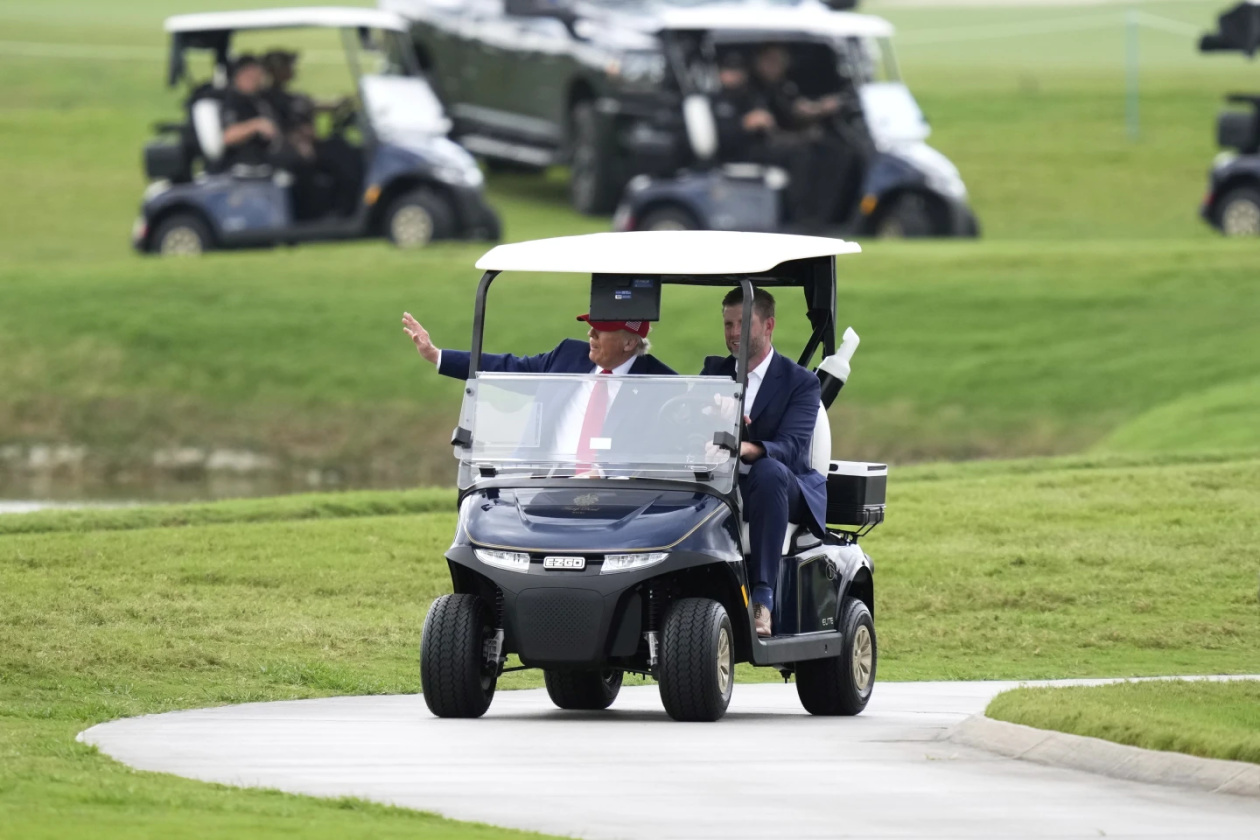 美股连续暴跌、多国发声谴责关税,美媒惊讶发现:特朗普去打高尔夫了……