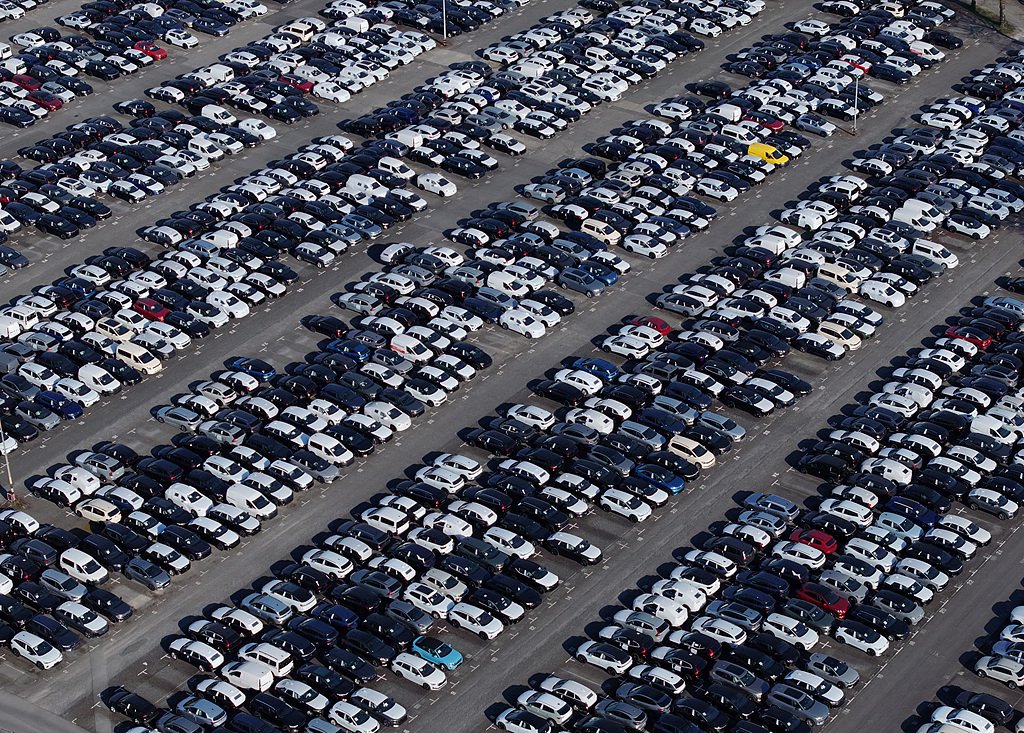 车企囤货涨价、药企研发承压,特朗普关税下全球产业链重构风险高企