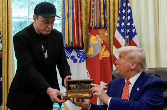 特朗普送马斯克金钥匙，马斯克称赞特朗普的“装修审美”