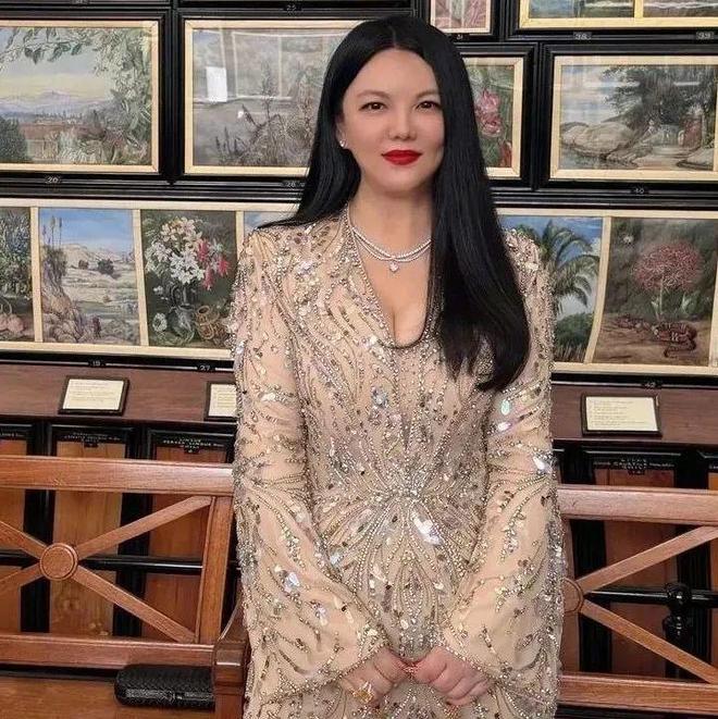 苹果20周年或推首款曲面iPhone!“一体式环绕玻璃机身,整机各侧均配屏幕”