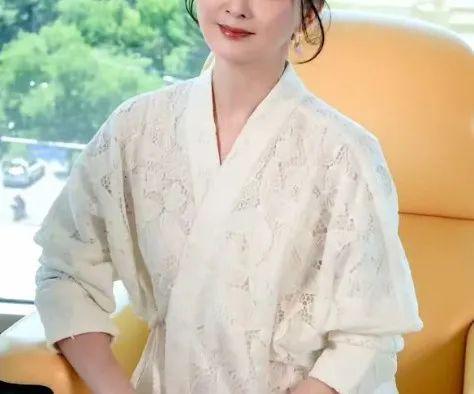 苹果20周年或推首款曲面iPhone!“一体式环绕玻璃机身,整机各侧均配屏幕”