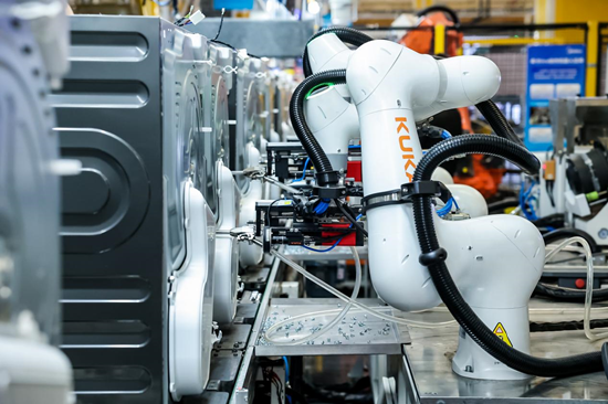 美的史上最佳半年报背后:具身智能获突破 打造智能体工厂新范式